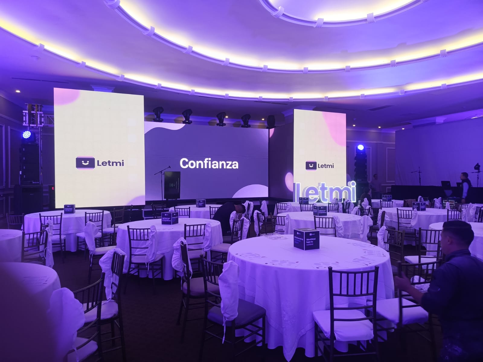 Producción de escenario para evento Letmi
